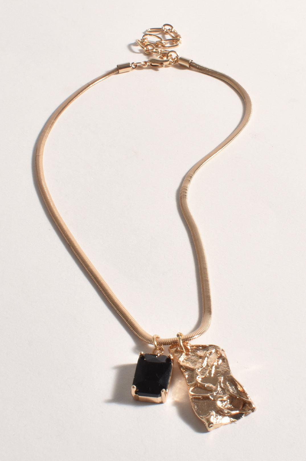Charm and jewel necklace black/gold