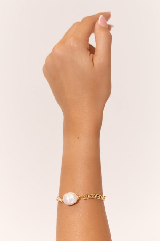 PEARL CENTRE FLAT CHAIN BRACELET (GOLD/CREAM