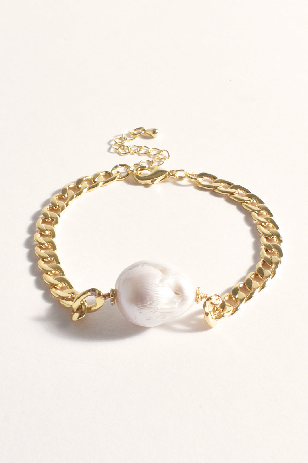 PEARL CENTRE FLAT CHAIN BRACELET (GOLD/CREAM