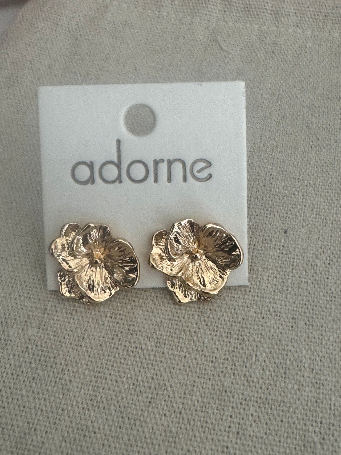 Metal pansy stud earrings gold