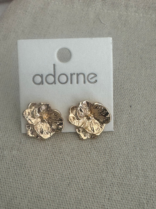 Metal pansy stud earrings gold