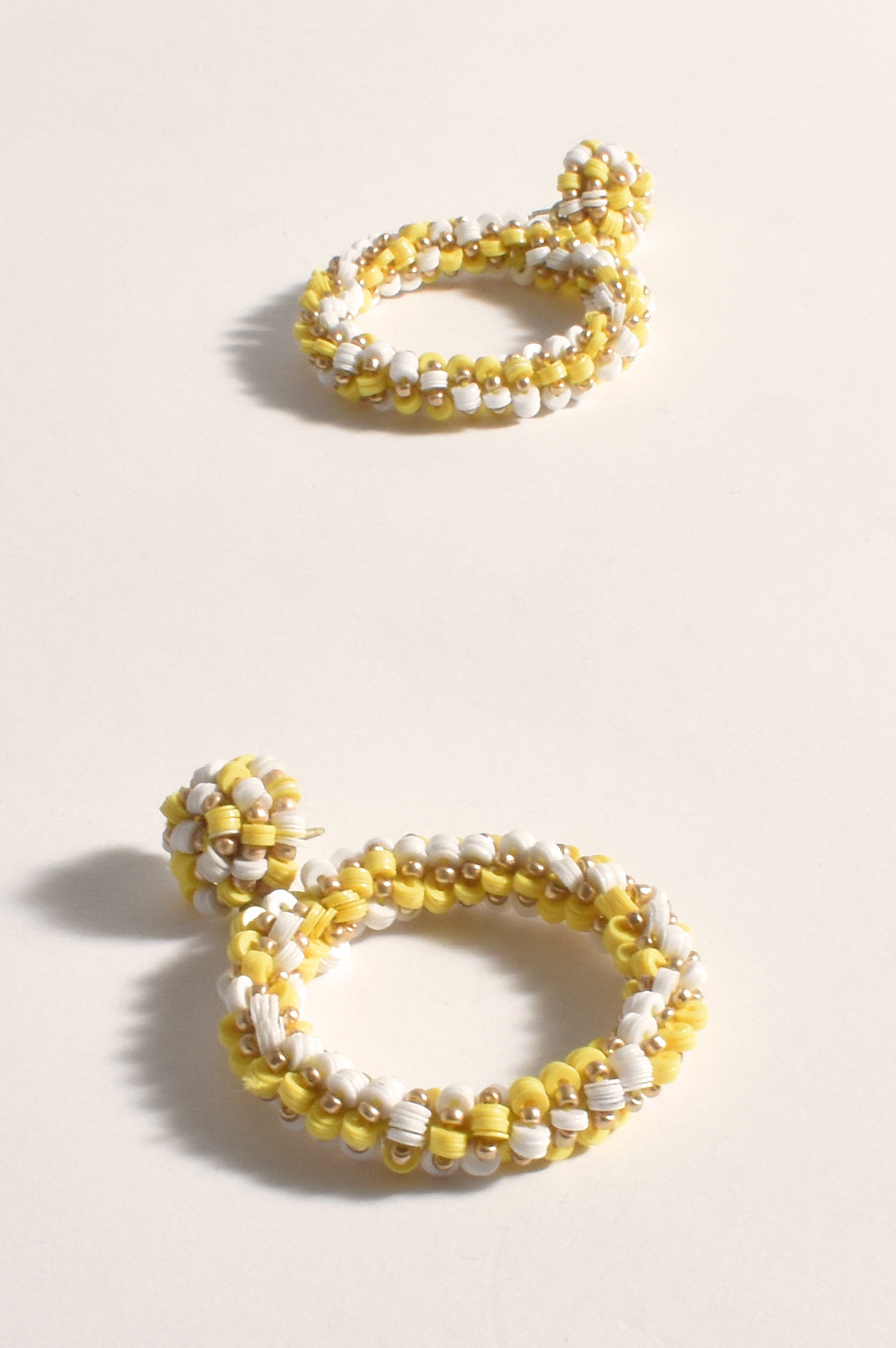 SEQUIN RING FRONT EVENT EARRINGS (YELLOW/WHITE